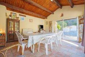 a dining room with a table and chairs at Gite de la Troulière in Banne