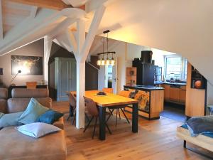 a kitchen and living room with a table and a couch at Hof Sorgenfrei in Buch