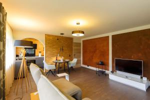 a living room with a couch and a table with chairs at Chalet-Sonnengarten in Hinterzarten