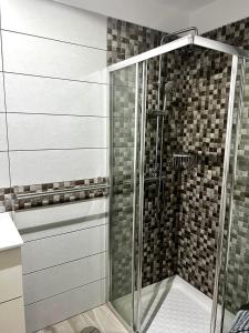 a shower with a glass door in a bathroom at Bluebell L6 in Armeñime