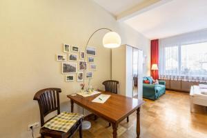 a living room with a table and chairs and a couch at Englisches Apartment in Kerken