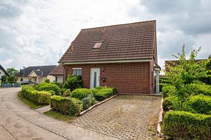 a brick house with a brown roof at Ferienhaus Beckerwitz in Beckerwitz