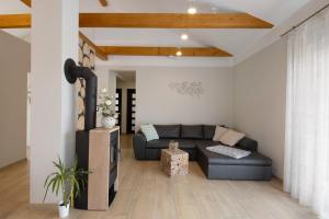 a living room with a couch and a table at Lifestyle Ferienhaus in Pouch