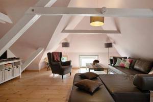 a living room with a couch and a table at Haus am alten Deich in Rodenäs