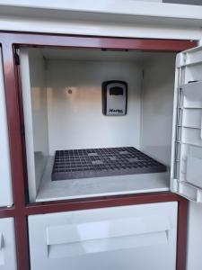 a microwave oven with a black keyboard inside at Cœur des neiges in Bernex