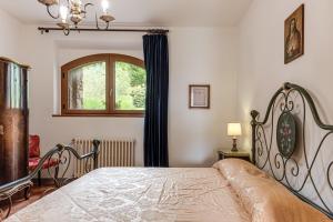 a bedroom with a bed and a window at Il Cerro Appartamento Basic per due in Pelago