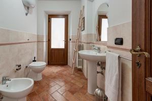 a bathroom with a toilet and a sink at Il Cerro Appartamento Basic per due in Pelago +12 photos