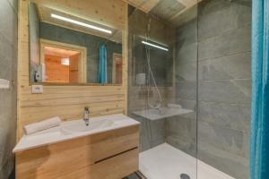 a bathroom with a sink and a shower at Chalet La Darse Nature et Sérénité in Villard-Reculas