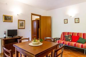 a living room with a table and a couch at Bilo Hedera in Marina di Grosseto
