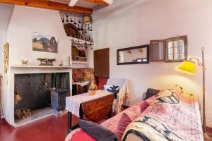 a living room with a couch and a fireplace at Casica de Perintín in Ojós