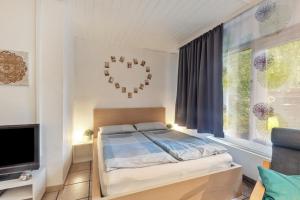 a bedroom with a bed and a large window at 1 Zimmer Ferienwohnung in Lohfelden