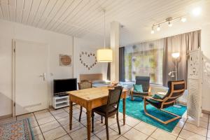 a living room with a table and chairs at 1 Zimmer Ferienwohnung in Lohfelden