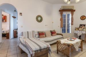 a living room with a couch and a table at Charmante ferienwohnung in Tinos