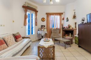 a living room with a couch and a table at Charmante ferienwohnung in Tinos