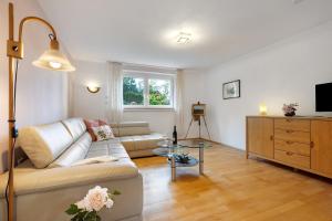 a living room with a couch and a tv at Ferienwohnung Lilly in Hofgeismar
