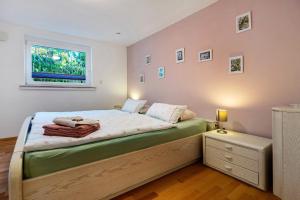a bedroom with a bed and a window at Ferienwohnung Lilly in Hofgeismar