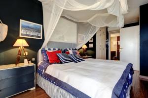 a bedroom with a bed with red and blue pillows at Apartment - Car included in Estepona