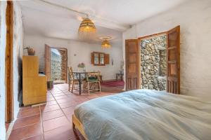 a bedroom with a bed and a table at Off-Grid - Puerto Mika in Órgiva