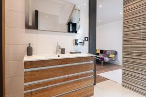 a bathroom with a sink and a counter at Chambre d'hôtes - Ty Castel in Ploeren