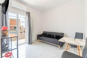 ein Wohnzimmer mit Sofa und Tisch in der Unterkunft Rozario in Alepou