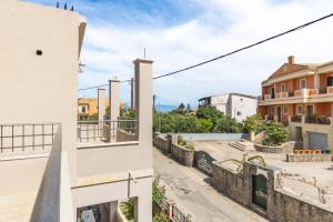 Blick vom Balkon eines Hauses in der Unterkunft Rozario in Alepou
