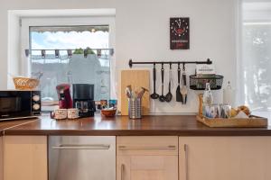 a kitchen with a counter top with a microwave at Ferienwohnung am Schwellenweiher in Feldberg