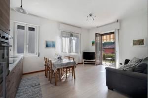 eine Küche und ein Wohnzimmer mit Tisch und Stühlen in der Unterkunft Sibi Apartment in Lierna