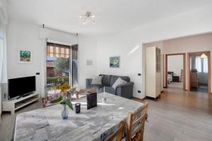 ein Wohnzimmer mit einem Tisch und einem Sofa in der Unterkunft Sibi Apartment in Lierna