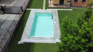 eine Draufsicht auf einen Swimmingpool in einem Garten in der Unterkunft Sibi Apartment in Lierna