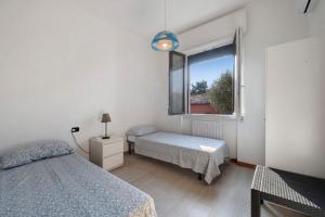ein Schlafzimmer mit zwei Betten und einem Fenster in der Unterkunft Sibi Apartment in Lierna + 18 Fotos