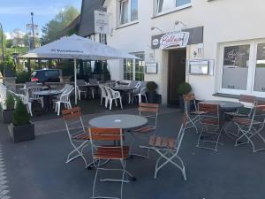 a group of tables and chairs outside of a restaurant at Apartment Ballova in Balve +2 photos