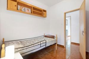 a bedroom with a bed in a room at Casinha Da Aldeia in Cela Velha