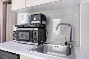 a kitchen with a microwave and a sink at Villa Dionysia Studio S5 in Alikanas