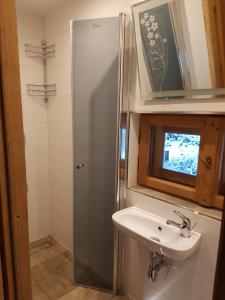 Ένα μπάνιο στο Domek Drewniany Tetmajera Centrum Zakopane +27 φωτογραφίες