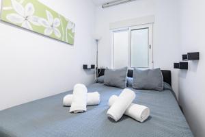 a bedroom with a large bed with white pillows at Apartamento Coral in Vinarós