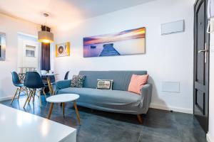 a living room with a couch and a table at Apartamento Coral in Vinarós