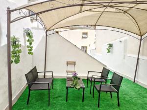 a group of chairs and a table under a tent at Apartamento Coral in Vinarós