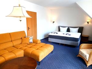 a hotel room with a bed and a couch at Gästehaus Knuth Zinnowitz in Zinnowitz