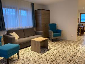 a living room with a couch and two chairs at Casa Rural in Nerenstetten