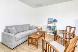 a living room with a couch and a table at Maisons de Saint Guenolé in Batz-sur-Mer