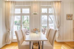a dining room with a table and chairs at Villa Gruner Nr 13 in Zinnowitz