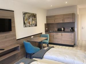 a room with a bed and a table and a kitchen at Casa Rural in Nerenstetten