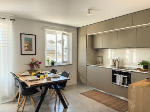 a kitchen and dining room with a table and chairs at Jasmine House in Tavira