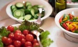 a table topped with bowls of salad and vegetables at Hotel König von Ungarn in Vienna