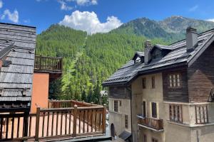 Gallery image of Appartamento Rochebrune 200m from Ski - Happy Rentals in Claviere +18 photos