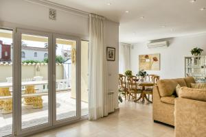 a living room with a couch and a table at Villa Empuries A2 in Empuriabrava