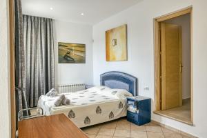 a small bedroom with a bed and a table at Villa Empuries A2 in Empuriabrava +24 photos
