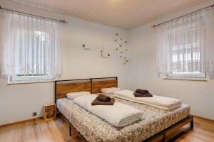 two beds in a room with two windows at Im Grünen in Weil der Stadt