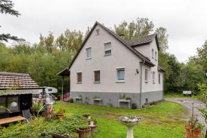 a large white house with a yard at Im Grünen in Weil der Stadt
