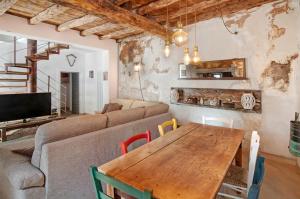 a living room with a wooden table and a couch at Thari House Como Lake in Naggio